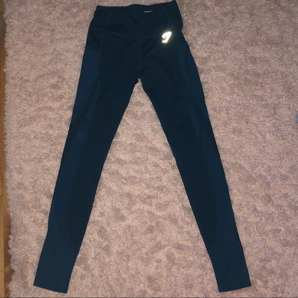 Workout leggings with mesh pockets on both sides